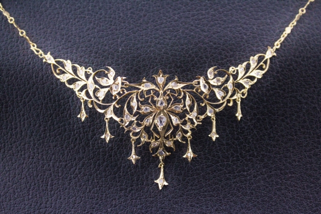 (image for) A 18K ANTIQUE INTAN NECKLACE
